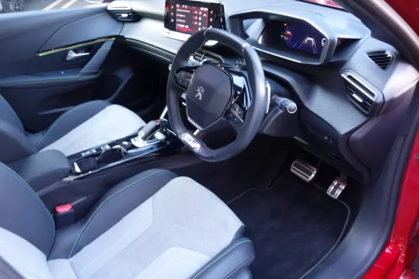 Peugeot 208 GT Line — photo 7