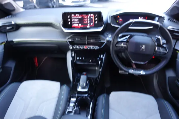 Peugeot 208 GT Line — photo 8