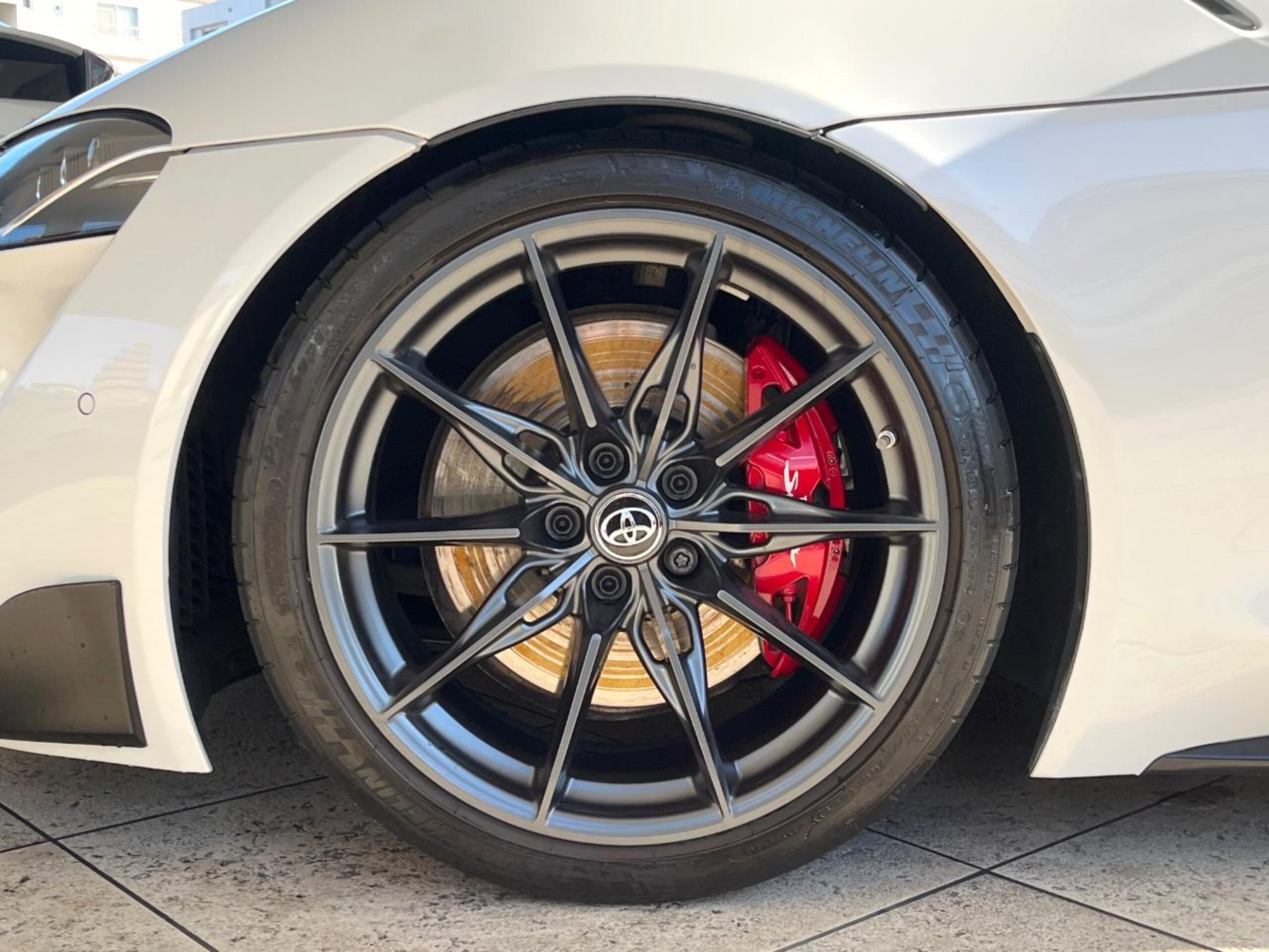 Toyota Supra 3.0 RZ 6MT TRD Exhaust HKS Suspension BSM 6-LED Headlights 19-inch AW Wheels Brembo Brakes Leather Steering Wheel Brown Leather Seats JBL Sound Smart Key (White Metallic) — photo 8