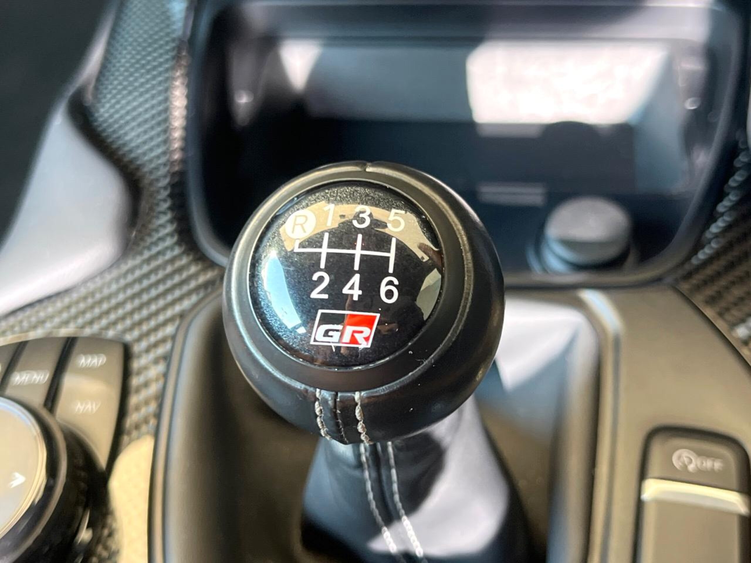 Toyota Supra 3.0 RZ 6MT TRD Exhaust HKS Suspension BSM 6-LED Headlights 19-inch AW Wheels Brembo Brakes Leather Steering Wheel Brown Leather Seats JBL Sound Smart Key (White Metallic) — photo 7