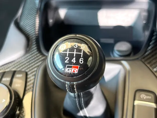 Toyota Supra 3.0 RZ 6MT TRD Muffler HKS Height Adjustable Suspension BSM 6-LED Headlights Genuine 19-inch AW Wheels Brembo Brake Calipers Leather-Wrapped Steering Wheel Brown Leather Seats JBL Sound Smart Key (White Metallic) — photo 7