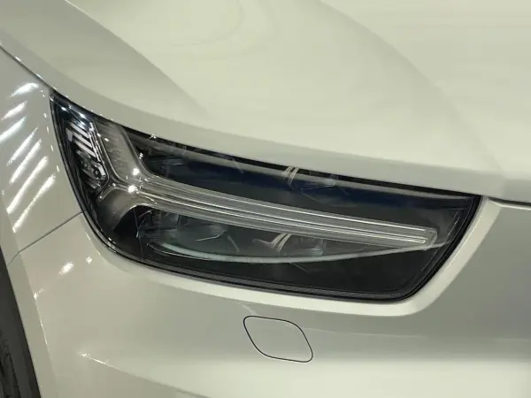 Volvo XC40 B4 AWD R Design 4WD Sunroof Orange Interior Genuine Navigation TV Apple CarPlay Compatible 360-Degree Camera System Harman Kardon Adaptive Cruise Control Semi-Leather Seats All-Seat Heaters Genuine 19-inch Alloy Wheels Non-Smoking (Crystal White Pearl) — photo 8