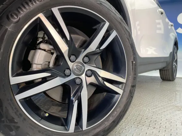 Volvo XC40 B4 AWD R Design 4WD Sunroof Orange Interior Genuine Navigation TV Apple CarPlay Compatible 360-Degree Camera System Harman Kardon Adaptive Cruise Control Semi-Leather Seats All-Seat Heaters Genuine 19-inch Alloy Wheels Non-Smoking (Crystal White Pearl) — photo 9