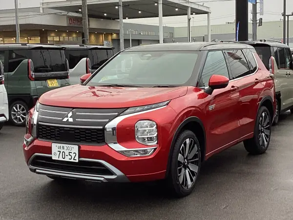 2025 Mitsubishi Outlander — photo 2