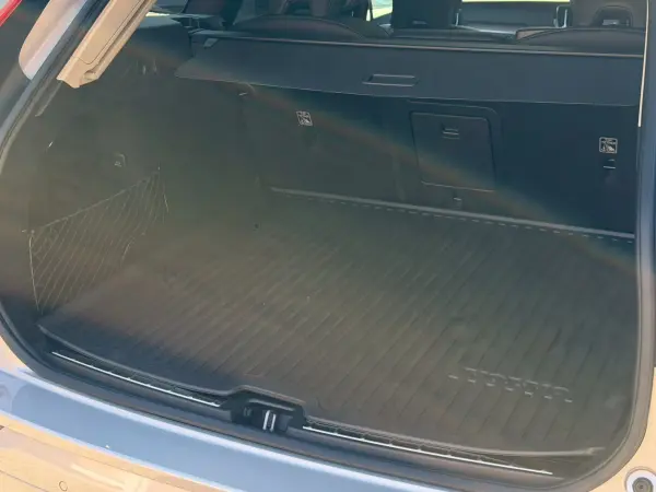 Volvo XC60 Ultimate B5 AWD 4WD Black Leather/Panoramic Sunroof/Seat Heaters/Ventilation/Factory Google Navigation/Power Rear Gate/360-Degree Camera/Harman Kardon Sound/Head-Up Display/Apple CarPlay (Silver) — photo 7