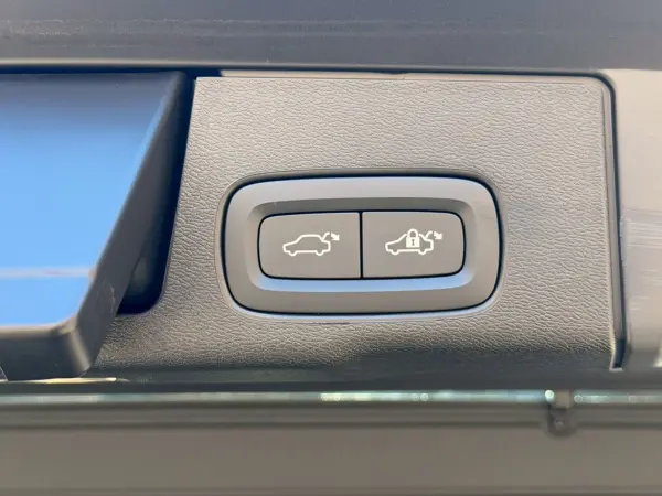 Volvo XC60 Ultimate B5 AWD 4WD Black Leather/Panoramic Sunroof/Seat Heaters/Ventilation/Factory Google Navigation/Power Rear Gate/360-Degree Camera/Harman Kardon Sound/Head-Up Display/Apple CarPlay (Silver) — photo 8