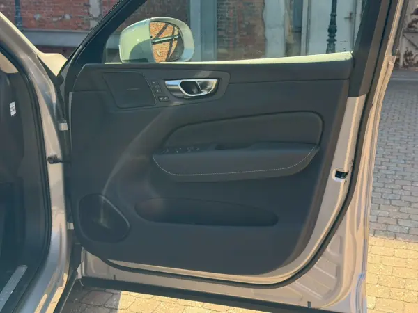 Volvo XC60 Ultimate B5 AWD 4WD Black Leather/Panoramic Sunroof/Seat Heaters/Ventilation/Factory Google Navigation/Power Rear Gate/360-Degree Camera/Harman Kardon Sound/Head-Up Display/Apple CarPlay (Silver) — photo 9