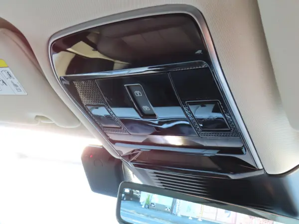 Land Rover Range Rover HSE 4.4L P530 Standard Wheelbase 4WD Certified Used Car MERIDIAN Sound Fixed Panoramic Roof Center Console Rapid Cool Box 24-Way Power Front Seat Heater & Cooler with Massage Function Rear Seat Heater & Ventilation (Santorini Black Metallic) — photo 7