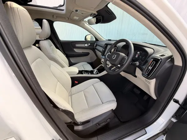 Volvo XC40 Recharge Plug-in Hybrid T5 Inscription Panoramic Glass Roof Genuine Leather Seats Front/Rear Seat & Steering Heater Apple CarPlay Android Auto 360-Degree View Camera TV (Crystal White Pearl) — photo 8