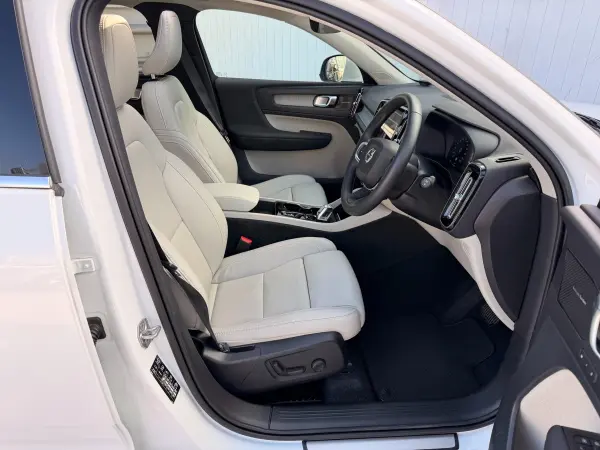 Volvo XC40 Recharge Plug-in Hybrid T5 Inscription Panoramic Glass Roof Genuine Leather Seats Front/Rear Seat & Steering Heater Apple CarPlay Android Auto 360-Degree View Camera TV (Crystal White Pearl) — photo 9