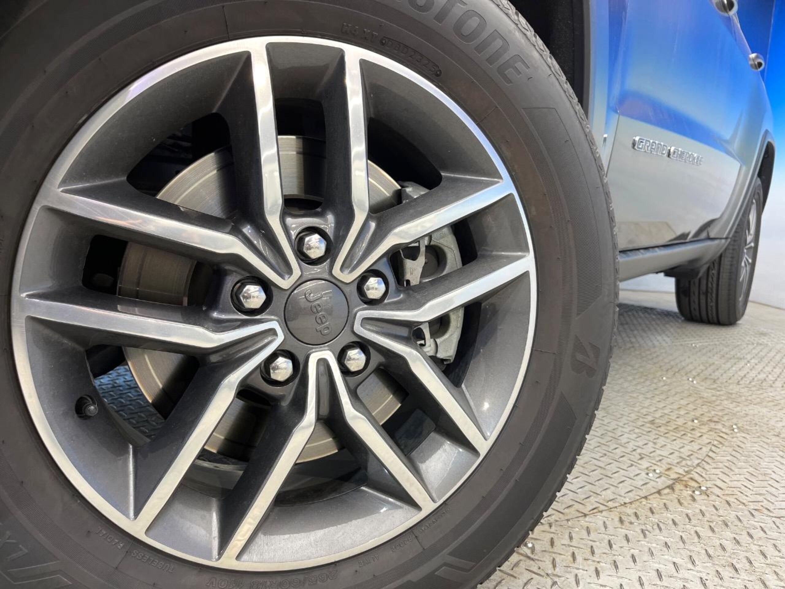 Jeep Grand Cherokee Laredo 4WD — photo 9