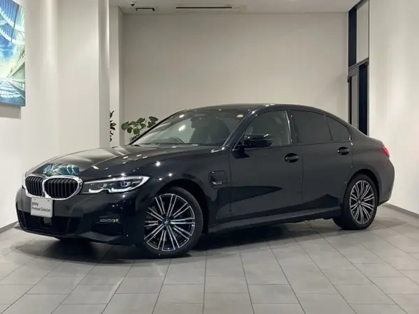 BMW 3 Series 330e M Sport Highline Package Black Vernasca Leather Seat M Sport Blue Brakes Comfort Package 18-inch Alloy Wheels Top View Camera Certified Pre-Owned Nationwide Dealer Warranty 2-Year Unlimited Mileage (Black Sapphire Metallic)