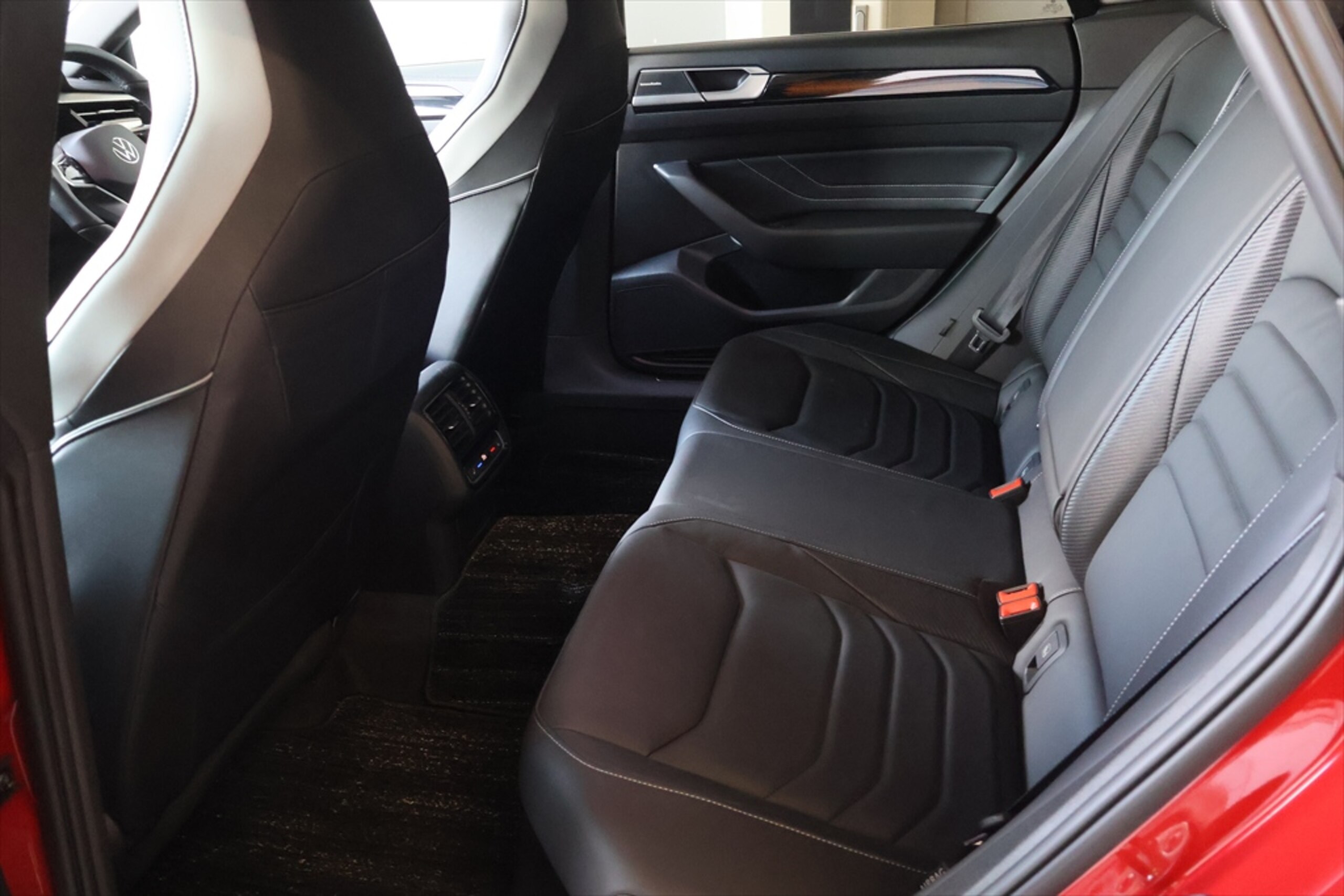 Volkswagen Arteon TSI 4Motion R-Line Advance 4WD Nappa Leather Sunroof Panoramic Tailgate DCC — photo 9