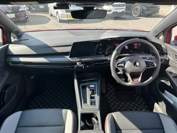 2022 Volkswagen Golf — photo 2