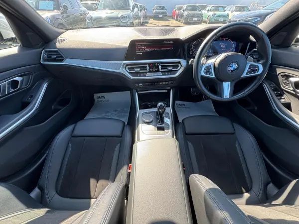 BMW 3 Series 318i M Sport Comfort Package Touch Panel Navigation Surround View Camera Power Trunk 18AW ACC Driving Assistant Apple CarPlay Bluetooth Black Semi-Leather Power Seats Seat Heaters Paddle Shifters Lane Keep Assist ETC2.0 One Owner Non-Smoking Car (Mineral White Metallic) — photo 7