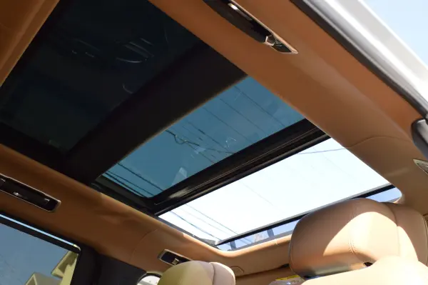 Land Rover Range Rover Autobiography 3.0L D300 Standard Wheelbase Diesel Turbo 4WD 2024MY Shadow Pack Center Console Rapid Cooler SV Bespoke Duotone Headlining Heated Washer Household Power Socket (Fuji White) — photo 7