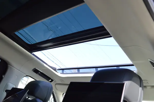 Land Rover Range Rover Autobiography 3.0L P510e Standard Wheelbase 4WD SV Bespoke Wood & Leather Steering SV Bespoke Perforated Nappa Leather 4-Zone Climate Control Meridian 3D Surround Rapid Cooler Box 11.4 Rear Entertainment (Amethyst Grey Purple Metallic) — photo 7