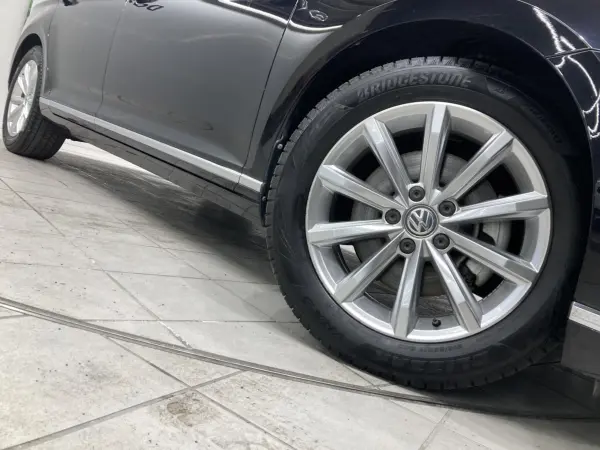 Volkswagen Passat Variant TDI Elegance Line Diesel Turbo Power Tailgate Seat Heater Corner Sensor LED Headlights Smart Key Genuine Navigation Backup Camera ACC Paddle Shift 3-Zone Air Conditioning ETC Certified Used Car (Deep Black Pearl Effect) — photo 8