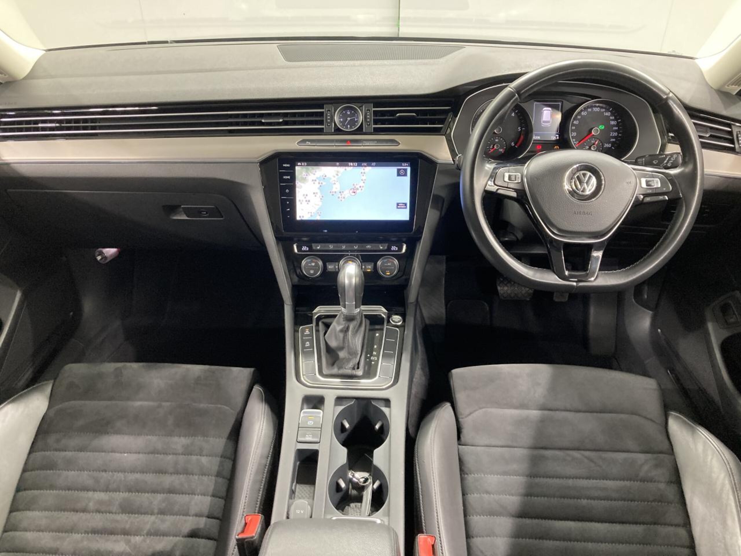 2019 Volkswagen Passat — photo 2