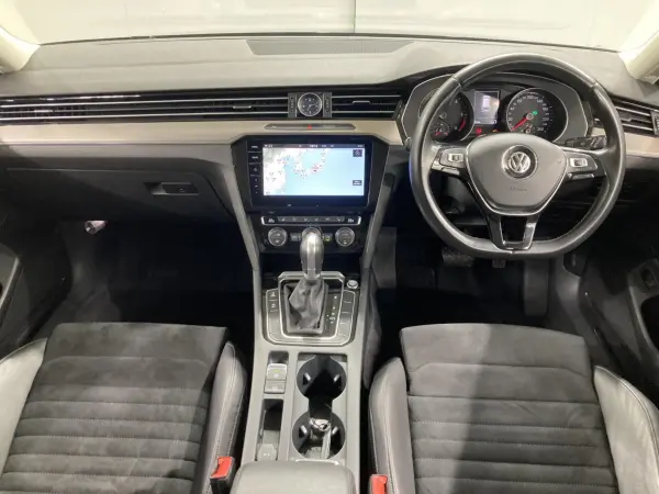 2019 Volkswagen Passat — photo 2