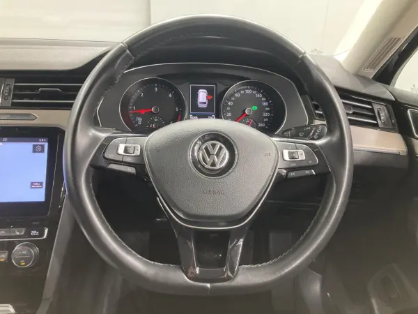 2019 Volkswagen Passat — photo 3
