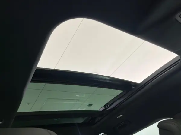 Land Rover Defender 110 X 3.0L D300 Diesel Turbo 4WD Certified Used Car 7-Seater Sliding Panoramic Roof MERIDIAN Surround Sound System (Santorini Black) — photo 7