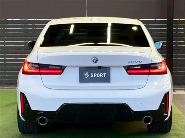 BMW 3 Series 320i M Sport Cognac Leather / 360 Camera / Apple CarPlay / HUD / BSM / ACC / Highline Package / Ambient Light / Radar Cruise Control / Lane Keep Assist / Head-Up Display / Power Trunk / Brown Leather Seats / Seat Heater (Alpine White III) — photo 9