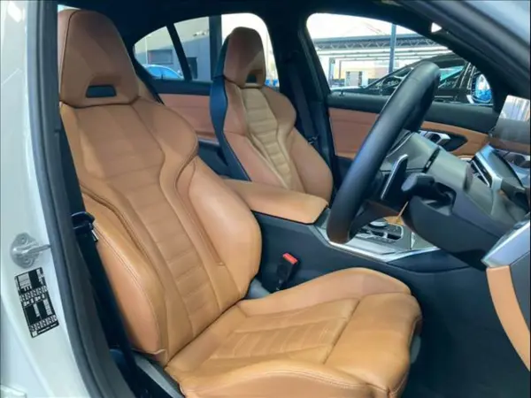 BMW 3 Series 320i M Sport Cognac Leather / 360 Camera / Apple CarPlay / HUD / BSM / ACC / Highline Package / Ambient Light / Radar Cruise Control / Lane Keep Assist / Head-Up Display / Power Trunk / Brown Leather Seats / Seat Heater (Alpine White III) — photo 7