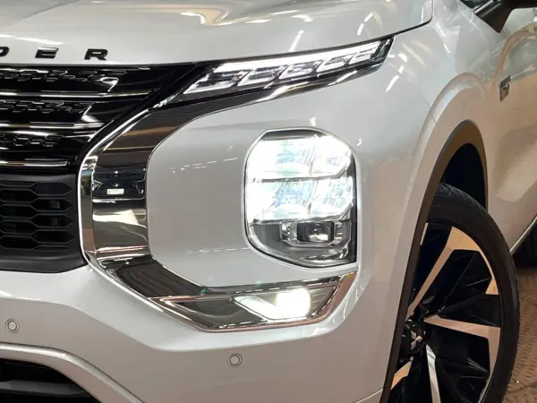 Mitsubishi Outlander PHEV 2.4 P 4WD Non-Smoking Panoramic Roof BOSE Sound 9-inch Navigation 360 Camera My Pilot Power Tailgate Seat Heater Roof Rails 7-Seater Genuine 20-inch Alloy LED Headlights Clearance Sonar Power Seats (White Diamond/Black Mica) — photo 8
