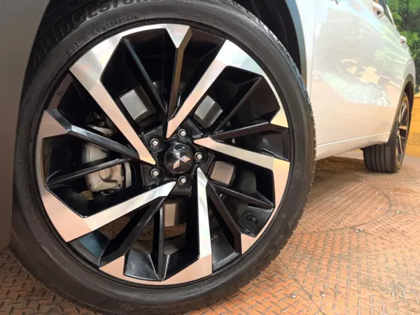 Mitsubishi Outlander PHEV 2.4 P 4WD Non-Smoking Panoramic Roof BOSE Sound 9-inch Navigation 360 Camera My Pilot Power Tailgate Seat Heater Roof Rails 7-Seater Genuine 20-inch Alloy LED Headlights Clearance Sonar Power Seats (White Diamond/Black Mica) — photo 9