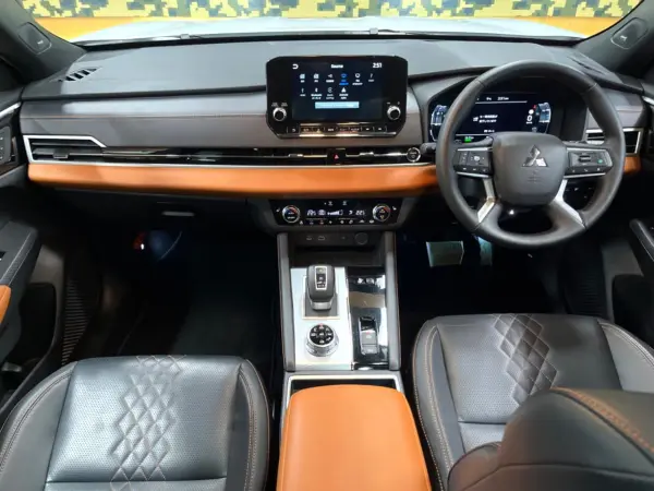 2022 Mitsubishi Outlander — photo 2