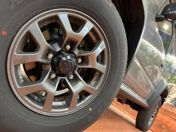 Suzuki Jimny Sierra 1.5 JC 4WD Non-Smoking Car / Backup Camera / Collision Damage Mitigation System / Corner Sensors / Smart Key / LED Headlights / Built-in ETC / Cruise Control / Genuine 15-inch Alloy Wheels / Auto High Beam / Auto Lights / Auto Air Conditioning (Medium Gray) — photo 9