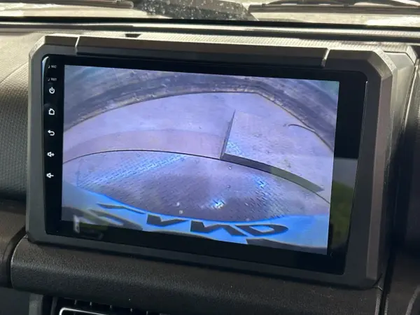 Suzuki Jimny Sierra 1.5 JC 4WD Non-Smoking Car / Backup Camera / Collision Damage Mitigation System / Corner Sensors / Smart Key / LED Headlights / Built-in ETC / Cruise Control / Genuine 15-inch Alloy Wheels / Auto High Beam / Auto Lights / Auto Air Conditioning (Medium Gray) — photo 7