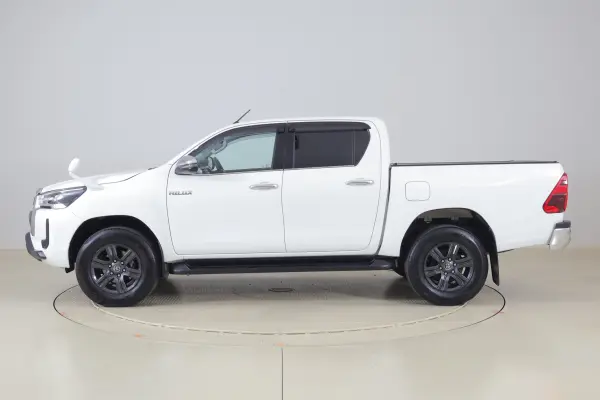 Toyota Hilux 2.4 Z Diesel Turbo 4WD with Pre-Collision System, Radar Cruise, Dashcam, Genuine SD Navi, Digital TV, Backup Camera, Smart Key, ETC, Clearance Sonar, Lane Departure Alert, Auto LSD, Rear Diff Lock, LED Lights, Tonneau Cover, One Owner (Super White II) — photo 9