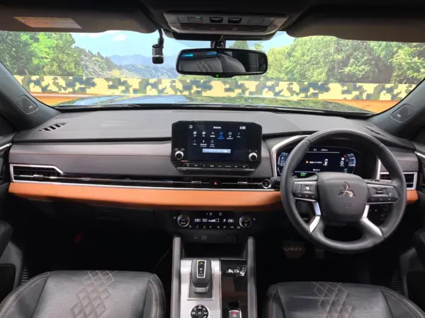 2022 Mitsubishi Outlander — photo 2