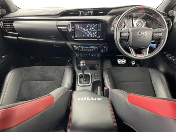 2023 Toyota Hilux — photo 2