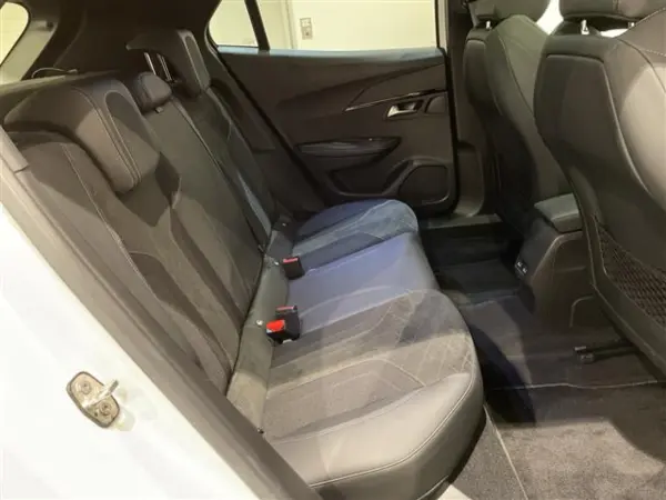 2021 Peugeot 2008 — photo 2