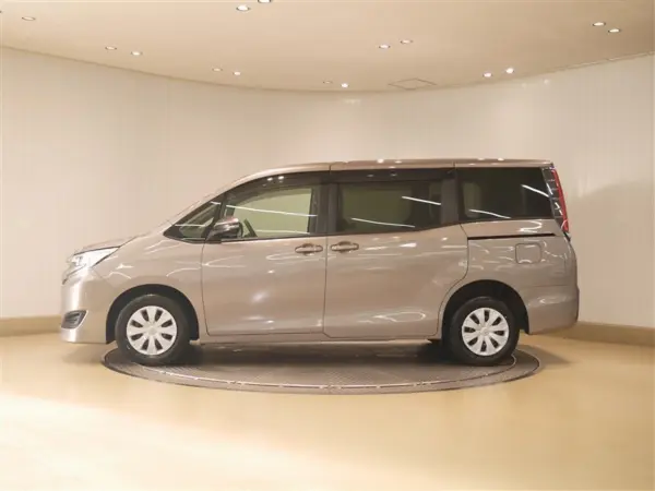 2020 Toyota Noah — photo 2