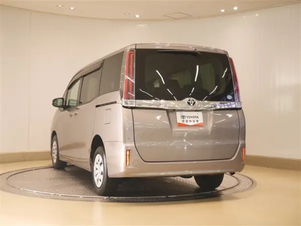 2020 Toyota Noah — photo 3