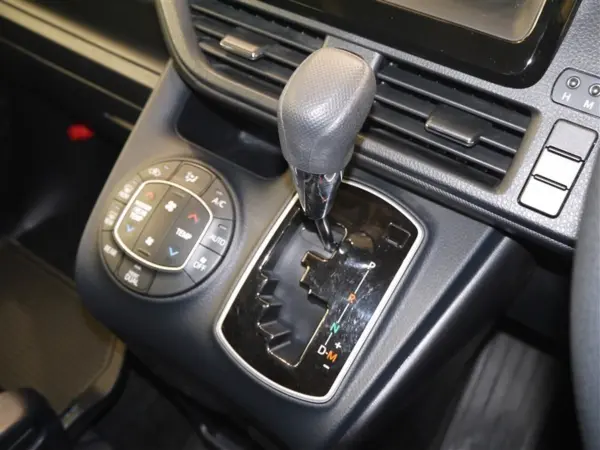 Toyota Noah 2.0 X Welcab Passenger Lift-up Seat 4WD — photo 9
