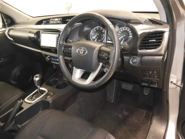 Toyota Hilux 2.4 Z Diesel Turbo 4WD with Pre-Collision Braking and Memory Navigation (Silver Metallic) — photo 7