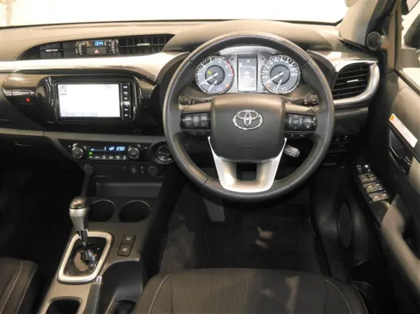 Toyota Hilux 2.4 Z Diesel Turbo 4WD with Pre-Collision Braking and Memory Navigation (Silver Metallic) — photo 8