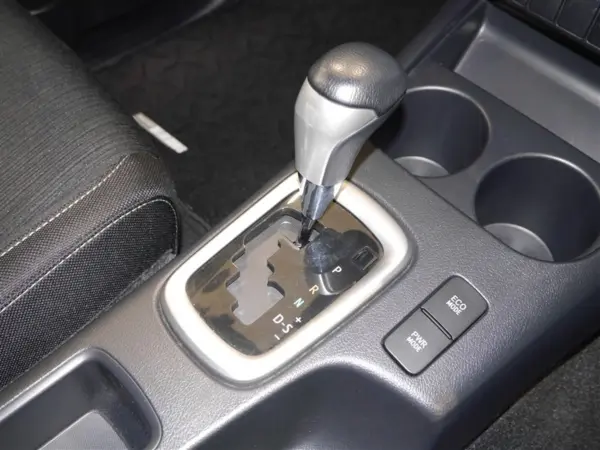 Toyota Hilux 2.4 Z Diesel Turbo 4WD with Pre-Collision Braking and Memory Navigation (Silver Metallic) — photo 9