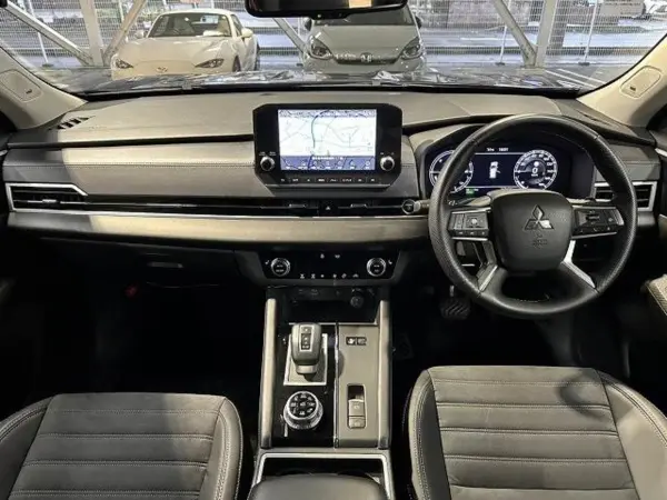 2022 Mitsubishi Outlander — photo 2