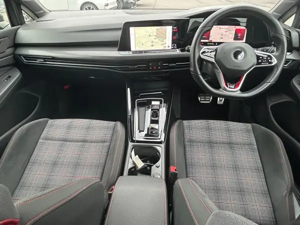 2022 Volkswagen Golf — photo 2