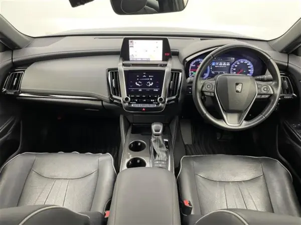 2019 Toyota Crown — photo 2