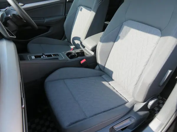 2025 Volkswagen Golf — photo 2