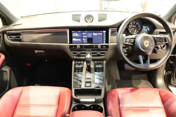 2022 Porsche Macan — photo 2