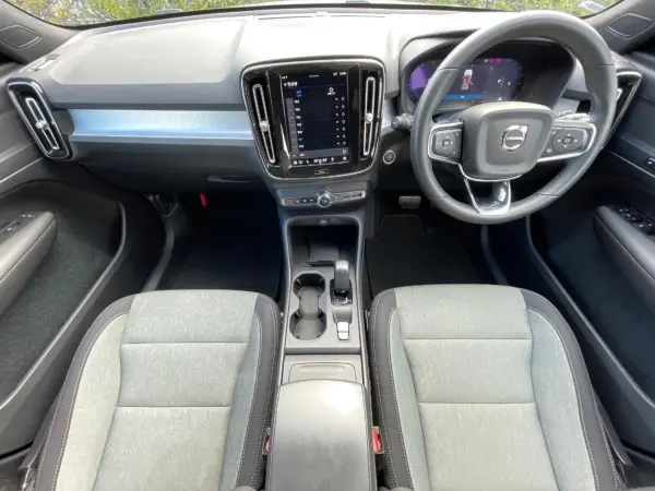 2023 Volvo Xc40 — photo 2