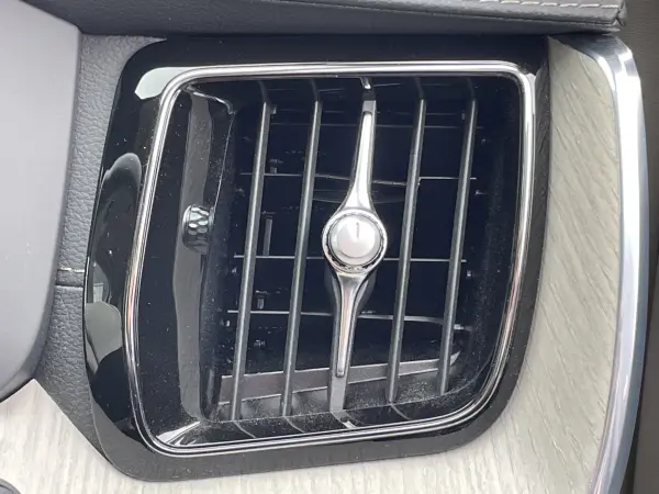 Volvo XC60 B5 AWD Inscription 4WD harman/kardon CarPlay Steering Heater All-Seat Rear Seat Heater Seat Ventilation Seat Massage Head-Up Display Nappa Leather Hands-Free Tailgate (Crystal White Pearl) — photo 9